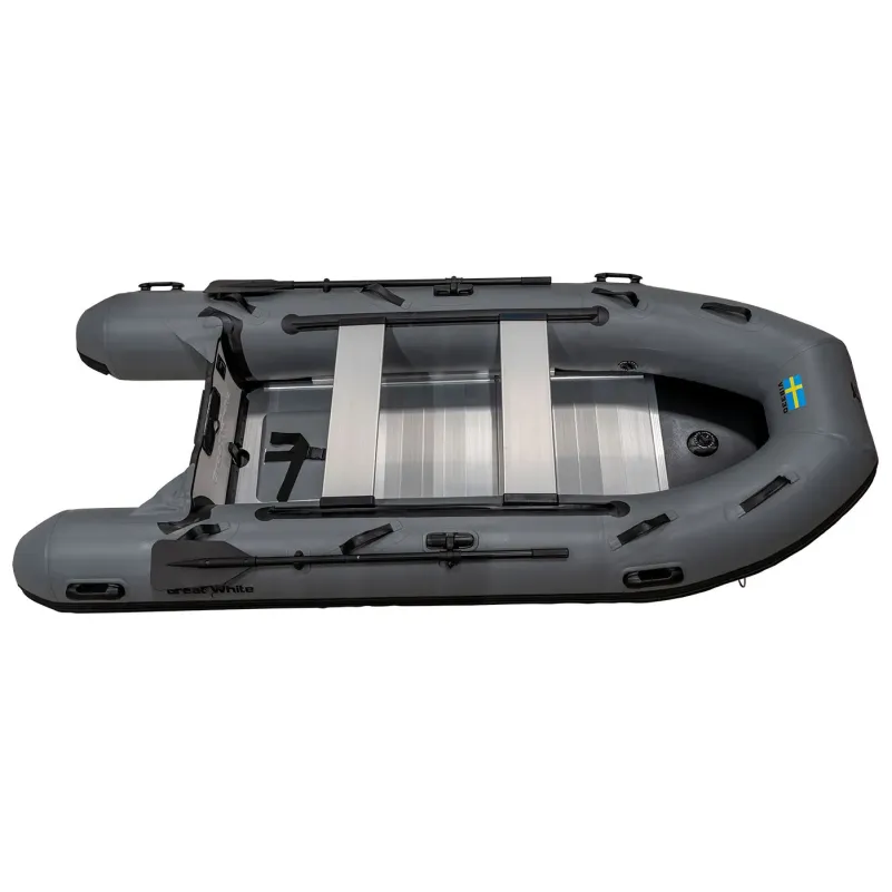 3.3 meters gummibåt med gråa tuber och aluminiumdurk. Övertrycksventil och akterspegel i glasfiber.