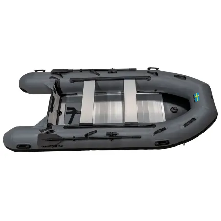 3.3 meters gummibåt med gråa tuber och aluminiumdurk. Övertrycksventil och akterspegel i glasfiber.