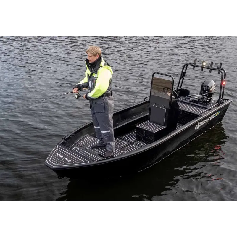 explorer 430 aluminiumbåt har stort kastdäck i fören.