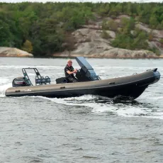 dlx640 ribbåt med aluminiuimskrov. För motorer mellan 115 - 150HK. XL rigg djupt V skrov 2