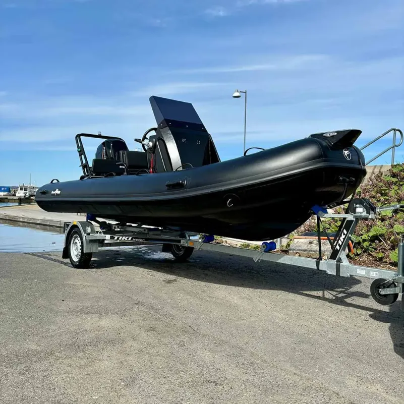 Tiki BS750-R, 80km/h och passar båtar upp till ALU510