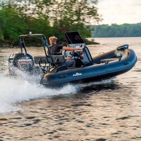 ribbåt DLX460 går otroligt bra i vattnet