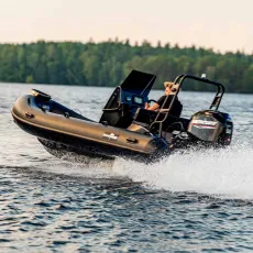 ribbåt DLX460 går otroligt bra i vattnet 2