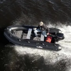 aluminiumrib alu360 med 4 personer och mercury 15hk 2