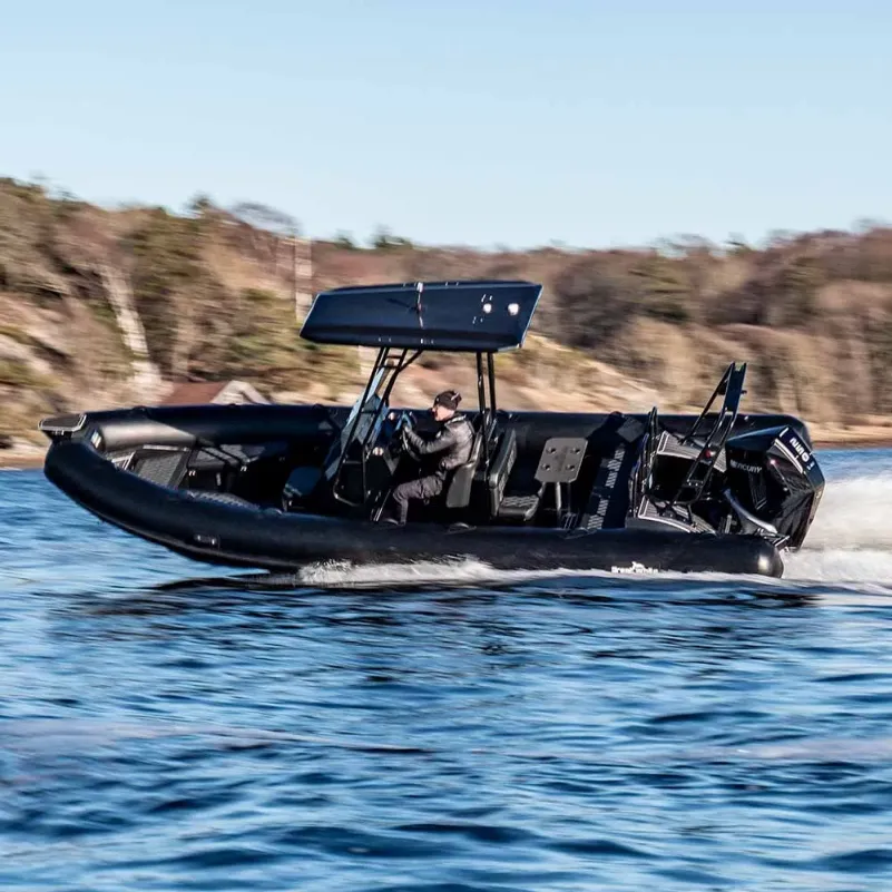 Aluminiumrib DLX700 med kylskåp och T-top