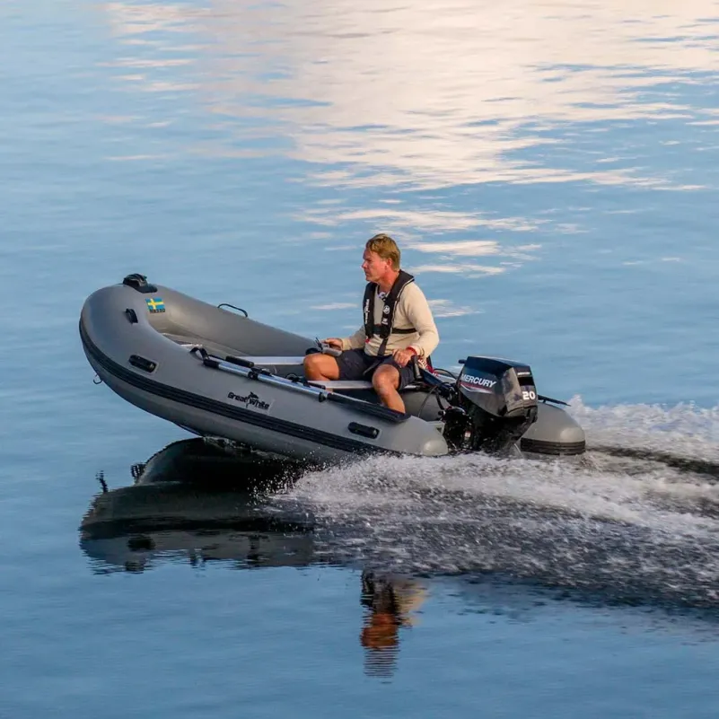 Köp din aluminiumrib 330 med dubbelskrov och förvaring från Greatwhite