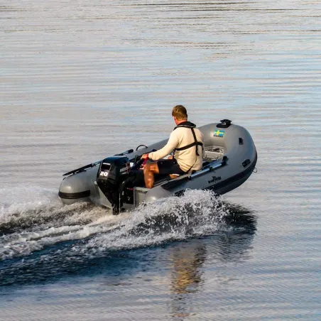 ribbåt ALU330A har en toppfart på 23 knop med Mercury 20hk