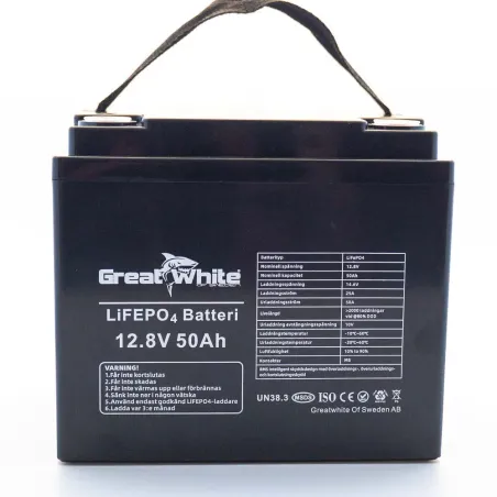 Greatwhite 50Ah LiFePO4 batteri i vinkel – lätt litiumbatteri med 3500 cykler och BMS-skydd.