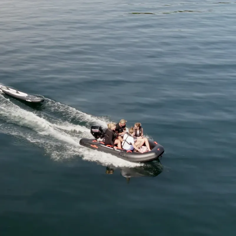 3.3 meters gummibåt med svarta tuber och aluminiumdurk. Övertrycksventil och akterspegel i glasfiber.