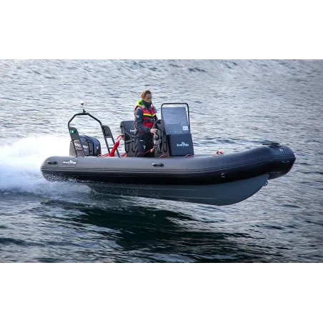 Ribbåt med aluminiumskrov. 5.1m lång soffa, rattkonsol och targabåge. Toppfart runt 33 knop.