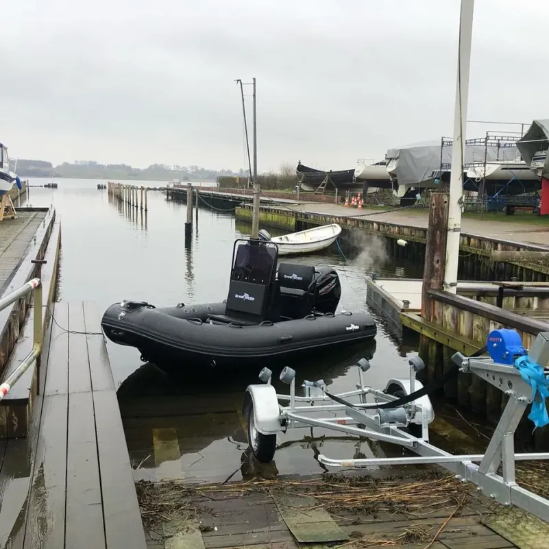 Båtpaket Greatwhite RIB420 Aluminium inkl soffa, rattkonsol, targabåge & Mercury 40hk